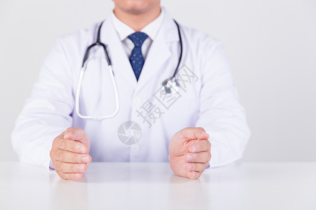 医生翘拇指动作底图手放在桌子上做动作的医生背景