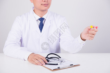 给病人看病吩咐吃药的医生图片