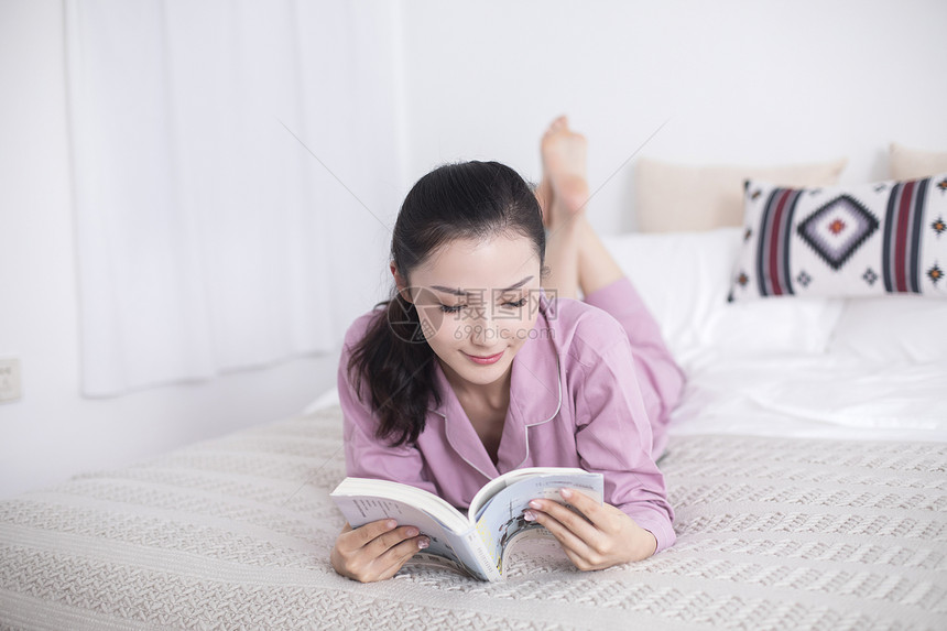 女主人在家里休息看书图片