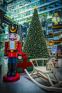 胡桃夹子玩具圣诞树和胡桃夹子背景