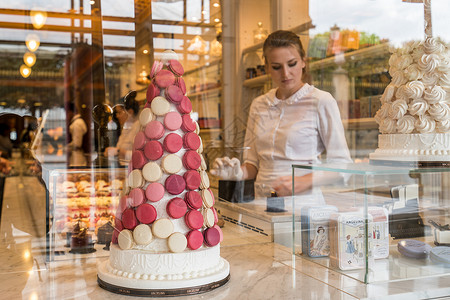 法式泡芙橱窗里的马卡龙甜点背景