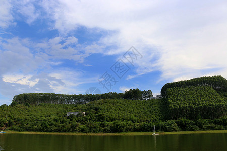 湖水 蓝天白云背景图片