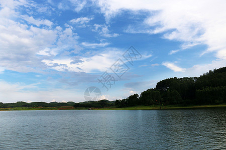 湖水 蓝天白云高清图片