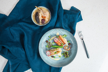 蓝色海鲜艺术字刺身拼盘和鸡汤背景