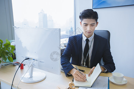 商务男士在办公室办公图片