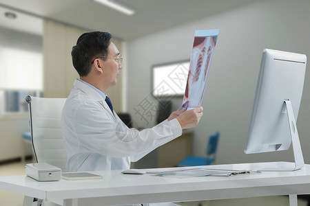 办公室卫生拿着手部X片的医生设计图片
