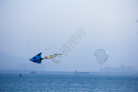 放飞自由厦门海上飞翔的风筝背景