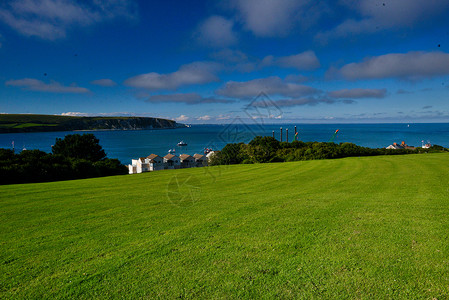 英国海岸阳光明媚的英格兰南部海岸草坪背景