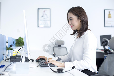 女白领电脑前：上班办公的商务精英背景图片