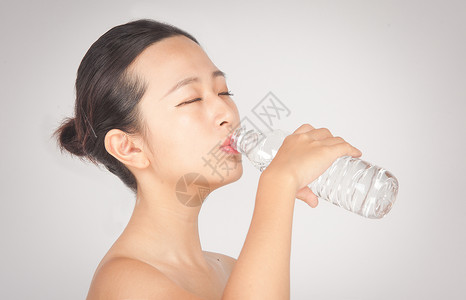 青年女性喝水背景图片