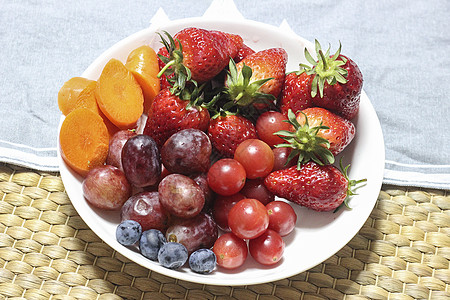 水果拼盘草莓圣女果色拉高清图片