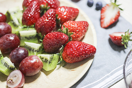 水果拼盘蓝莓草莓高清图片