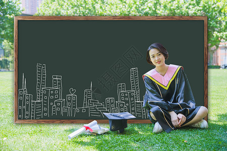 手拿毕业证书的毕业生校园黑板前的博士服女生设计图片