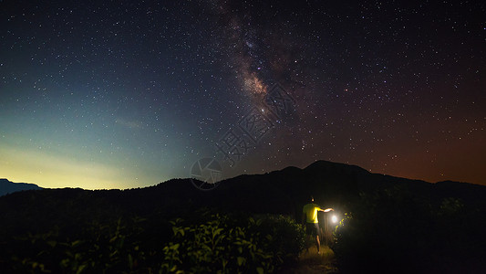 流星灯银河下的孤影背景