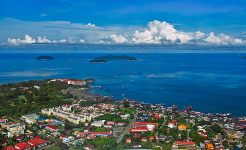 俯瞰海滨小城背景图片