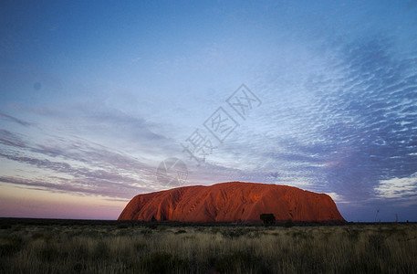 澳洲中部的乌卢鲁巨石背景
