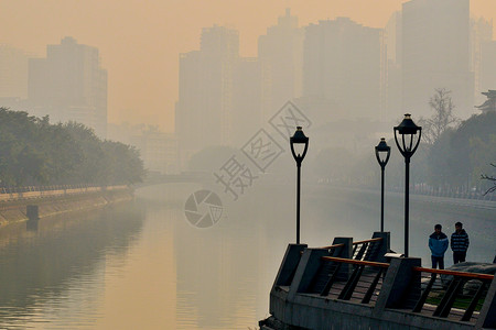 晨雾中的成都市区锦江河畔图片