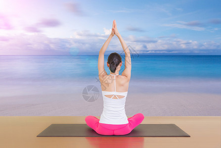 沙滩上锻炼瑜伽女士背景图片