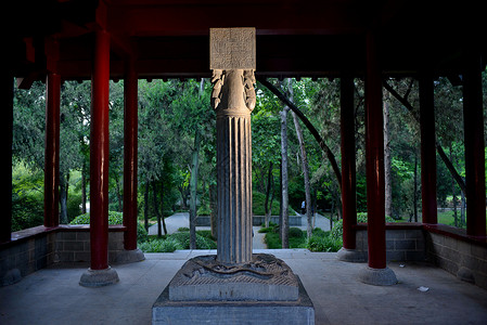 御碑亭合肥逍遥津公园内的张辽墓坐落在石兽和碑亭旁背景