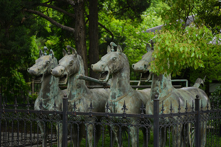 合肥逍遥津公园三国历史文化馆前的铜战马背景图片