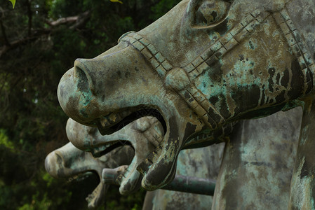 合肥逍遥津公园三国历史文化馆前的铜战马背景图片