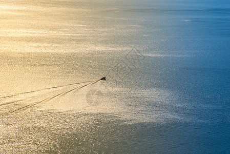 扁平面几何巽寮湾夕阳下海面上高速飞驰的快艇背景
