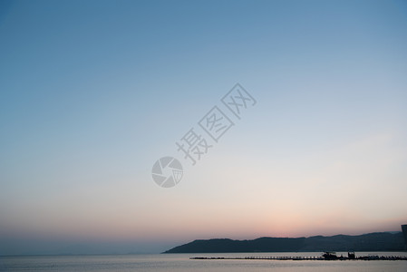 巽寮湾夕阳下海岸旁的渔船图片