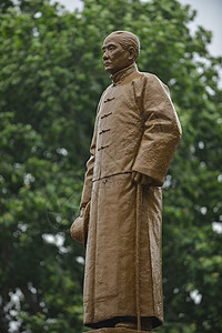 武汉辛亥革命武昌起义纪念馆前的孙中山雕像背景图片