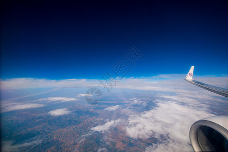 天空鸟瞰大地高清图片