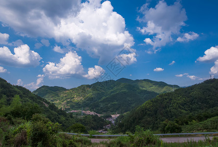 蓝天下的小山村背景图片