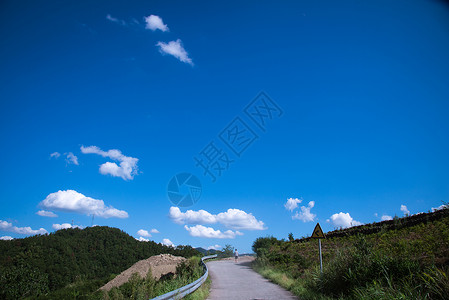 农村公路蓝天下的公路背景