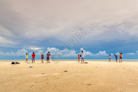 天地自然海边开心玩乐的人们背景