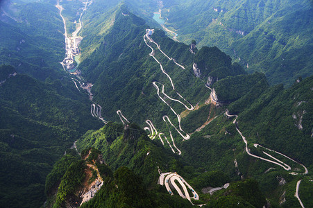 张家界天门山盘山公路背景图片