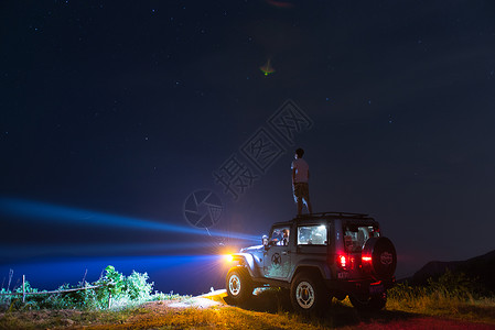 星空下jeep车顶上的人背景