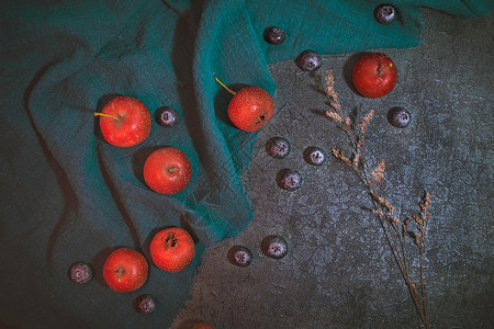 秋季的果子山楂与蓝莓背景