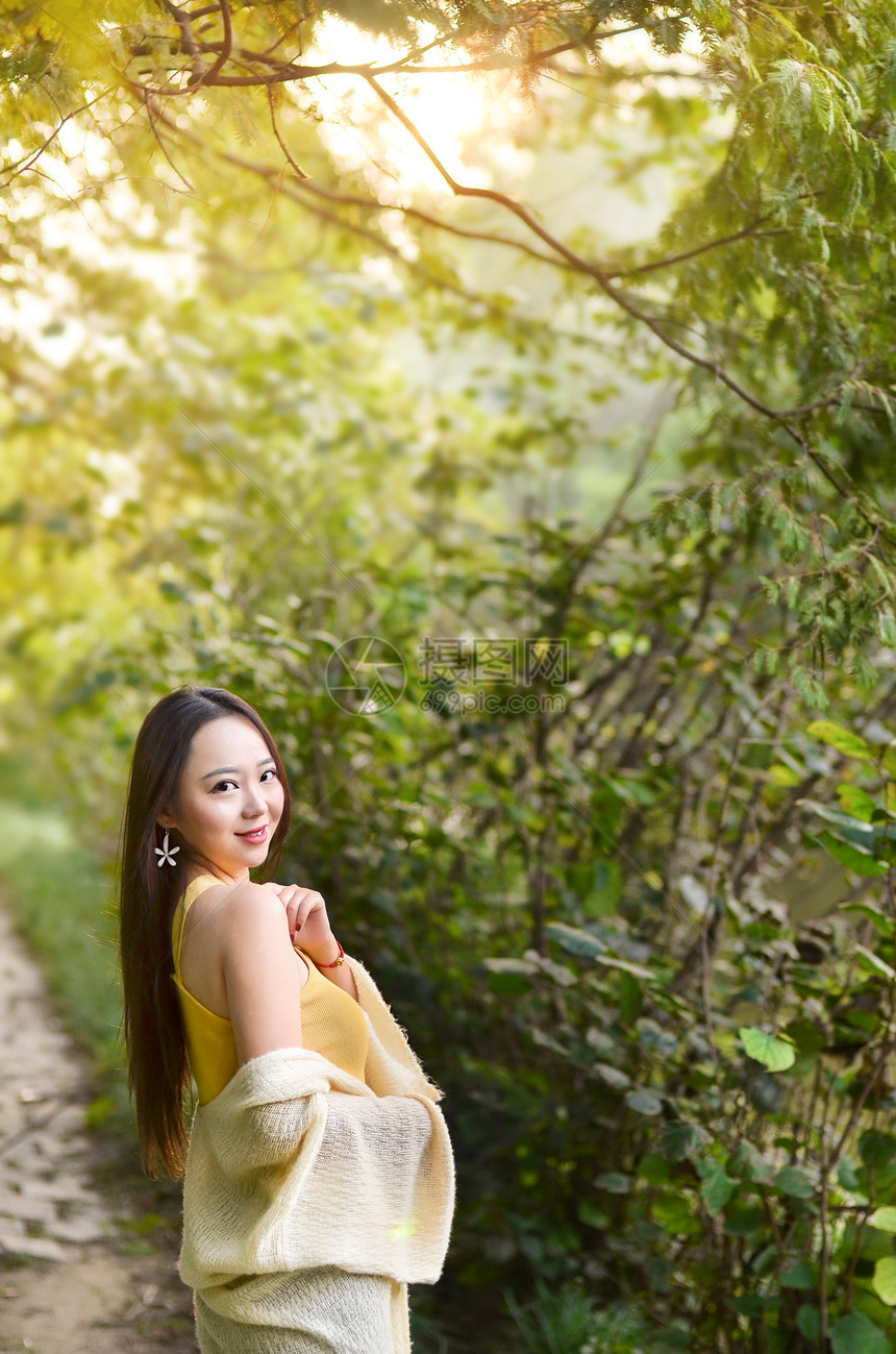 长发美女小清新写真图片