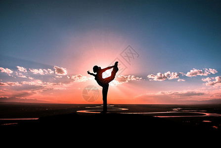修炼者夕阳下的瑜伽剪影设计图片