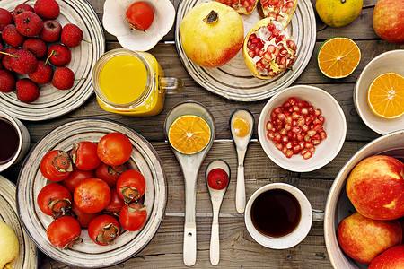 俯拍餐桌各种新鲜的秋季水果背景