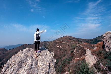 重阳节尊老风景登山的人物背影背景