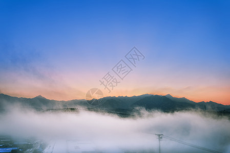 辽宁营口晨光中的雪帽山背景