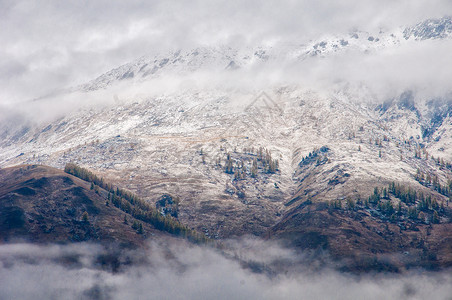 新疆禾木初冬雪景山峦图片