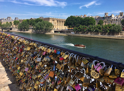 同心击鼓欧洲法国巴黎塞纳河桥上同心锁背景