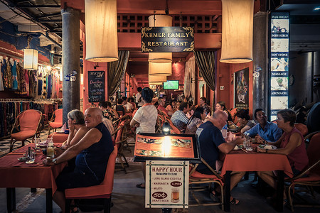 柬埔寨人柬埔寨暹粒酒吧街餐厅背景
