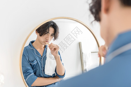 清理牙齿男子早起刷牙背景