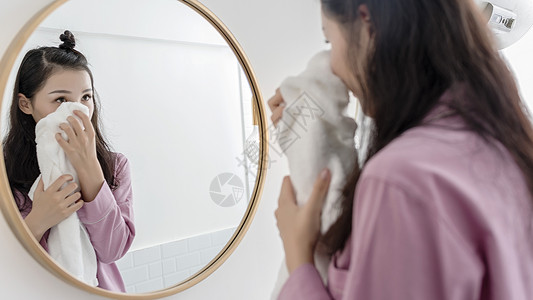 女子清晨洗漱洗脸背景图片