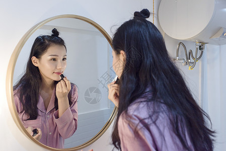 女子化妆镜前涂口红图片