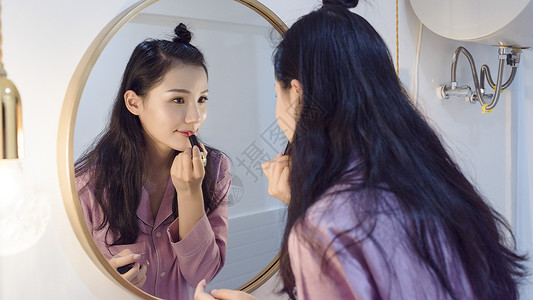 女子化妆镜前涂口红图片