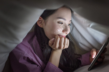 健康微信素材女子熬夜玩手机背景