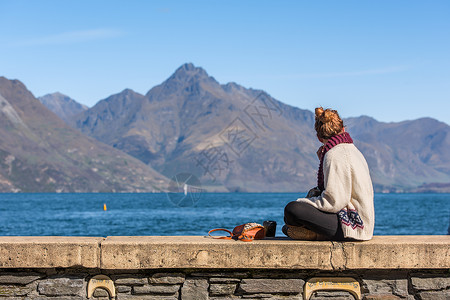 新西兰湖旅行看风景的女生背景
