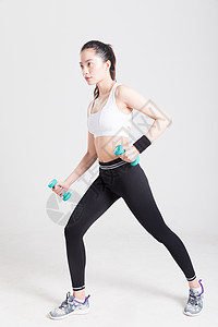 年轻女子运动健身拿着哑铃图片